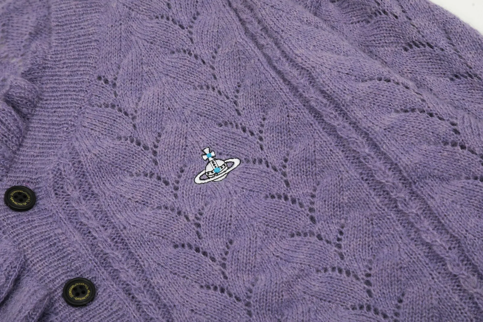 vivienne west wood Vivienne heavy lace classic cardigan knitted sweater wool 2024 autumn latest style 🧩 15% merino cotton wool 85% wool blend 🧩Correct Italian 🇮🇹100% wool washed wheat logo Size: S -M- L Color: black purple gray